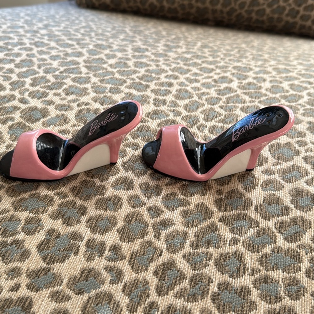 Mattell Barbie salt and pepper high heel shakers - Picture 3 of 5